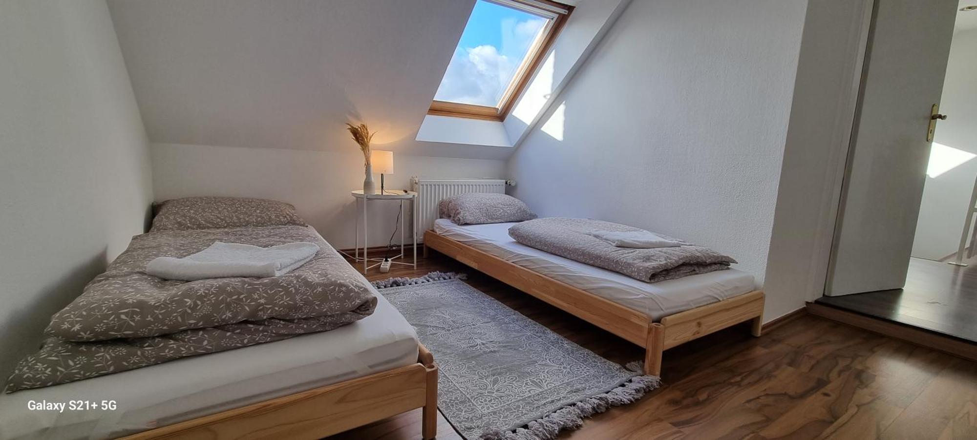 120Qm - 5 Rooms - 2 Bathrooms - Kitchen- Free Parking - Fast Wifi - Yiha Apartment Хановер Екстериор снимка